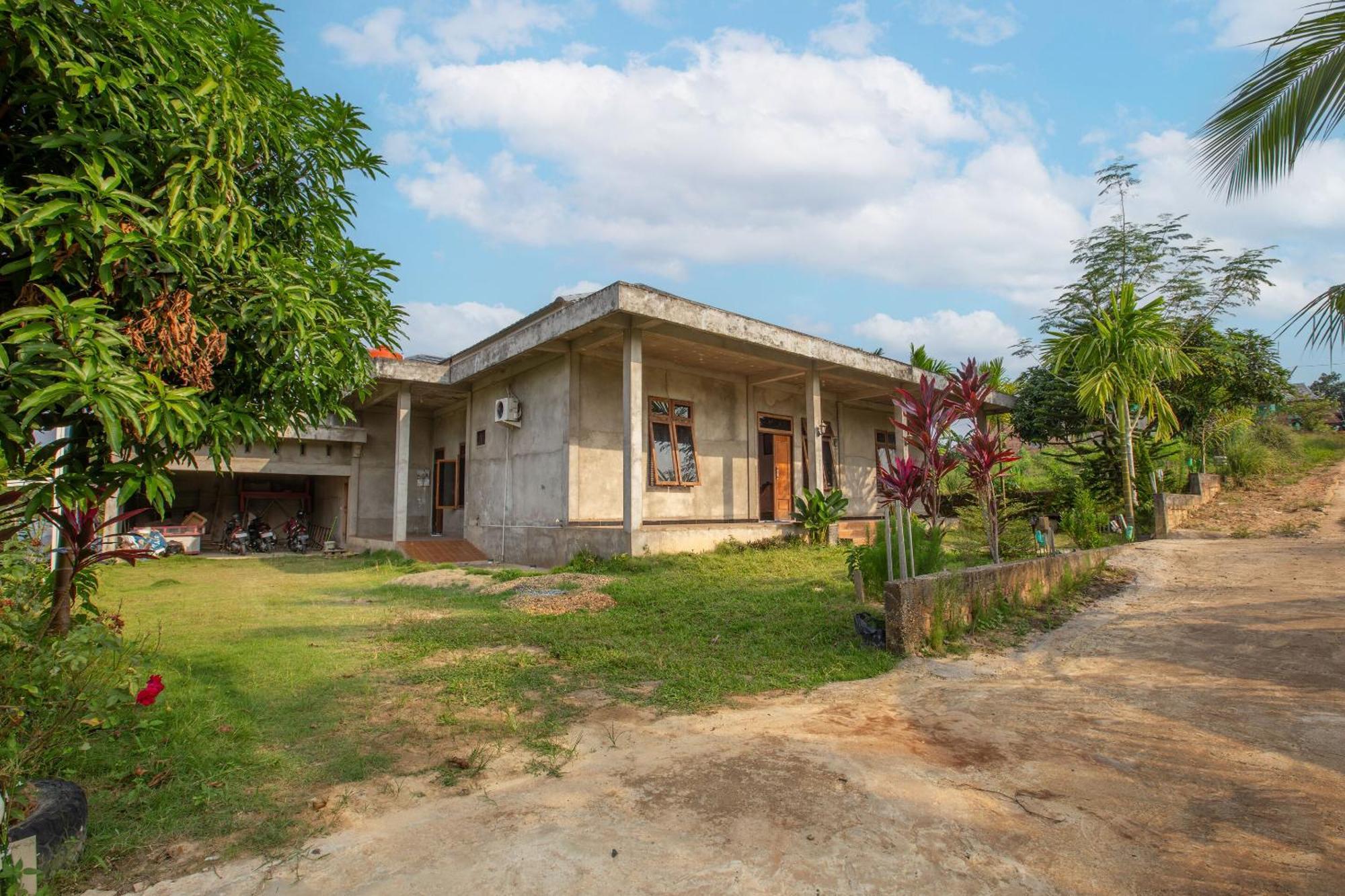 Oyo 92587 Homestay Romauli Kampung Radja Jambi Dış mekan fotoğraf