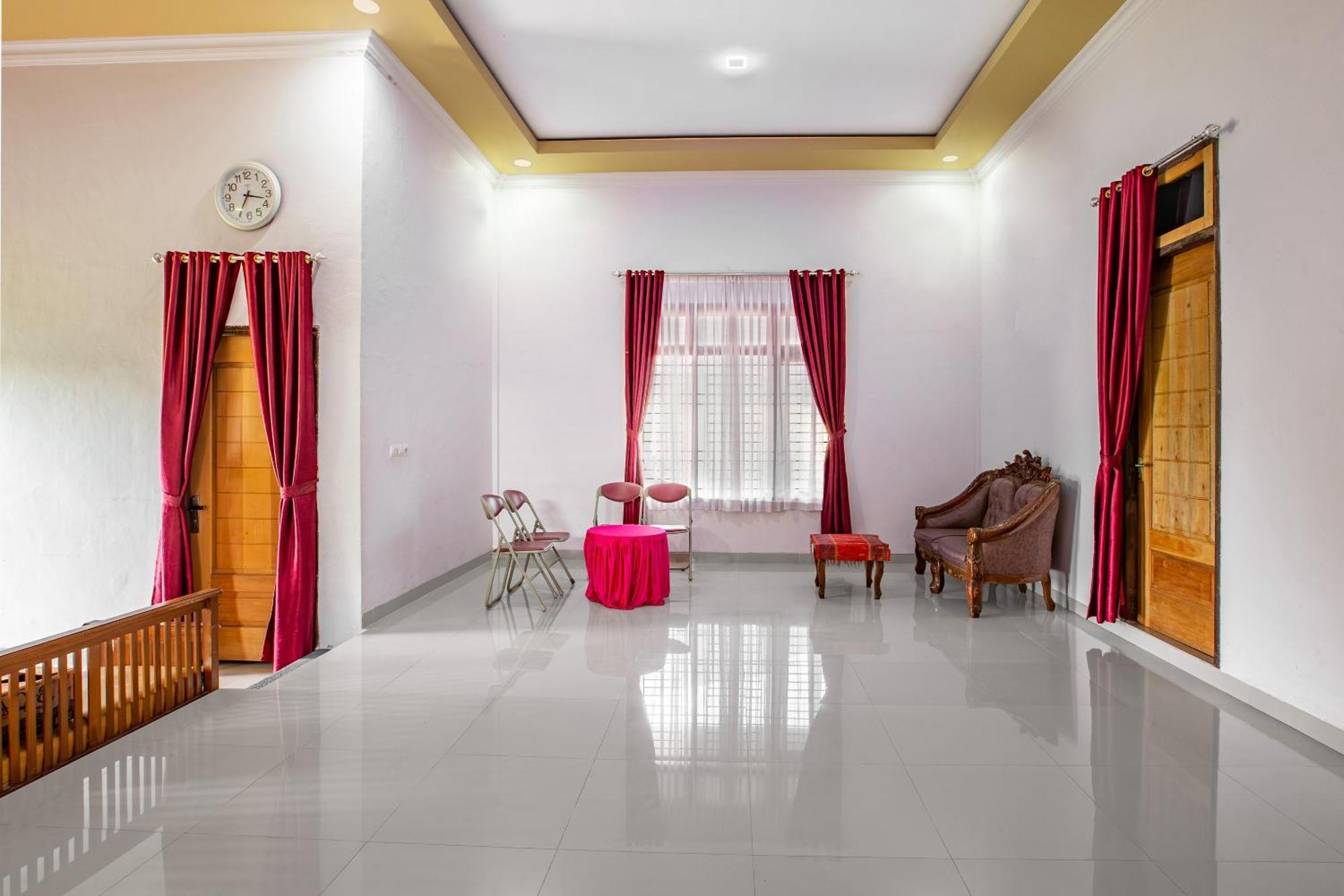 Oyo 92587 Homestay Romauli Kampung Radja Jambi Dış mekan fotoğraf
